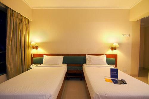 Hotel Lotus Пюн Екстериор снимка